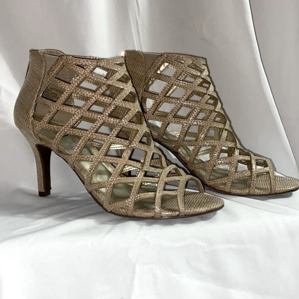 a.n.a. Caroline dark natural 8.5 3inch ankle boot pump